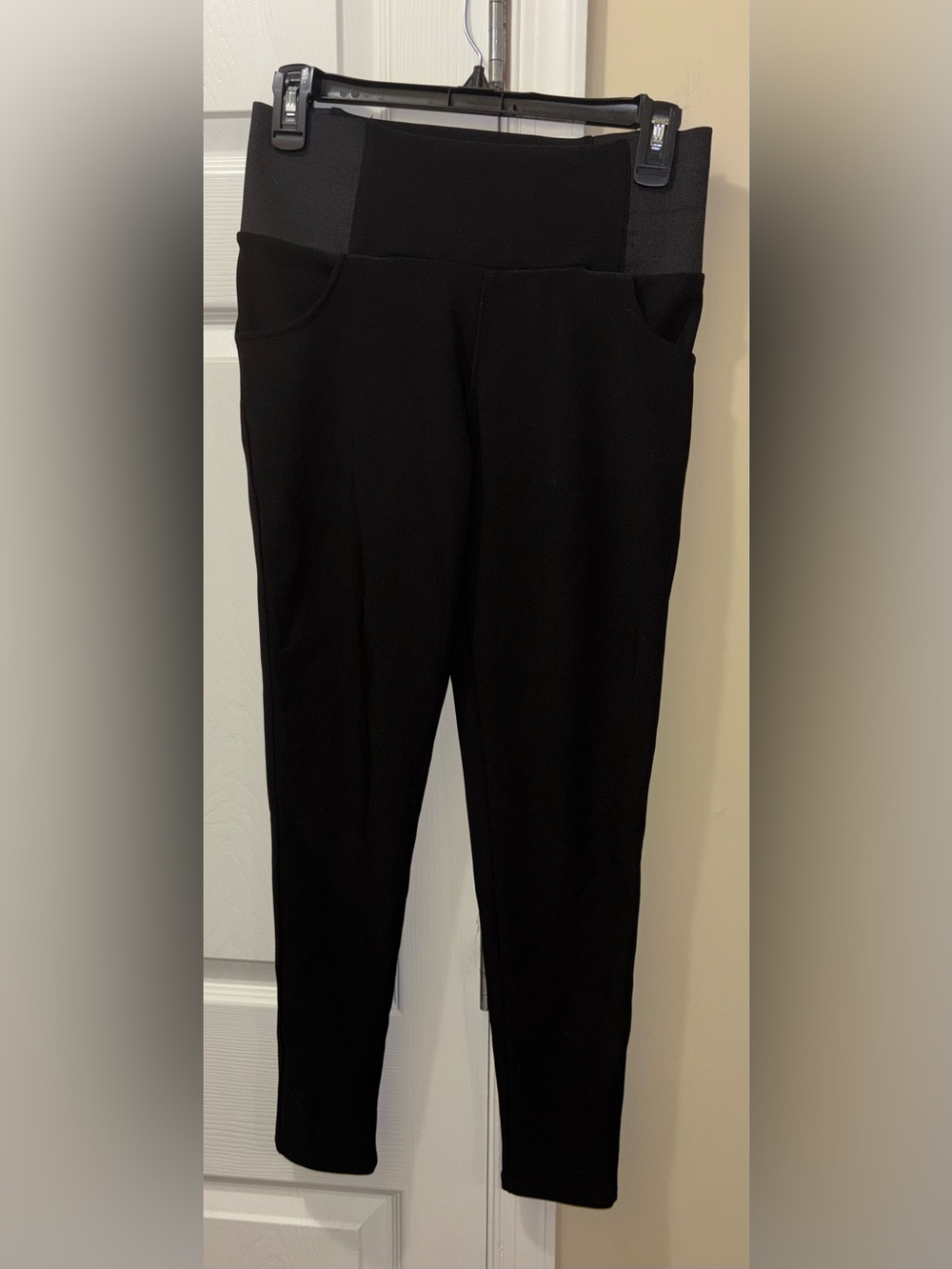High-Waist Black Leggings with Pockets